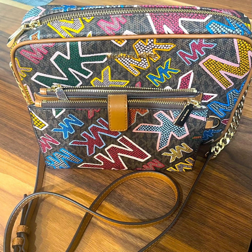 MK JET SET DOUBLE ZIP WRISTLET 
& MATCHING CROSSBODY IN BROWN MULTI/GOLD